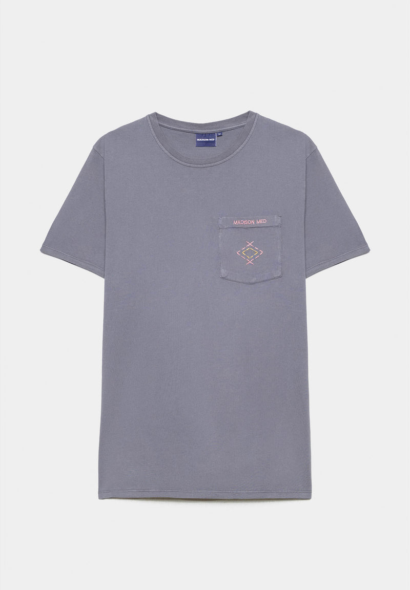 Camiseta gris con bolsillo bordado