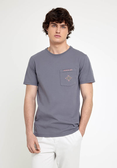 Camiseta gris con bolsillo bordado