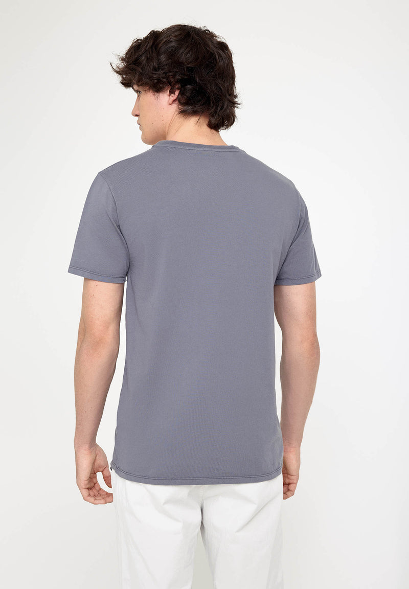Camiseta gris con bolsillo bordado