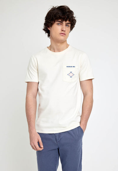 Camiseta off-white con bolsillo bordado