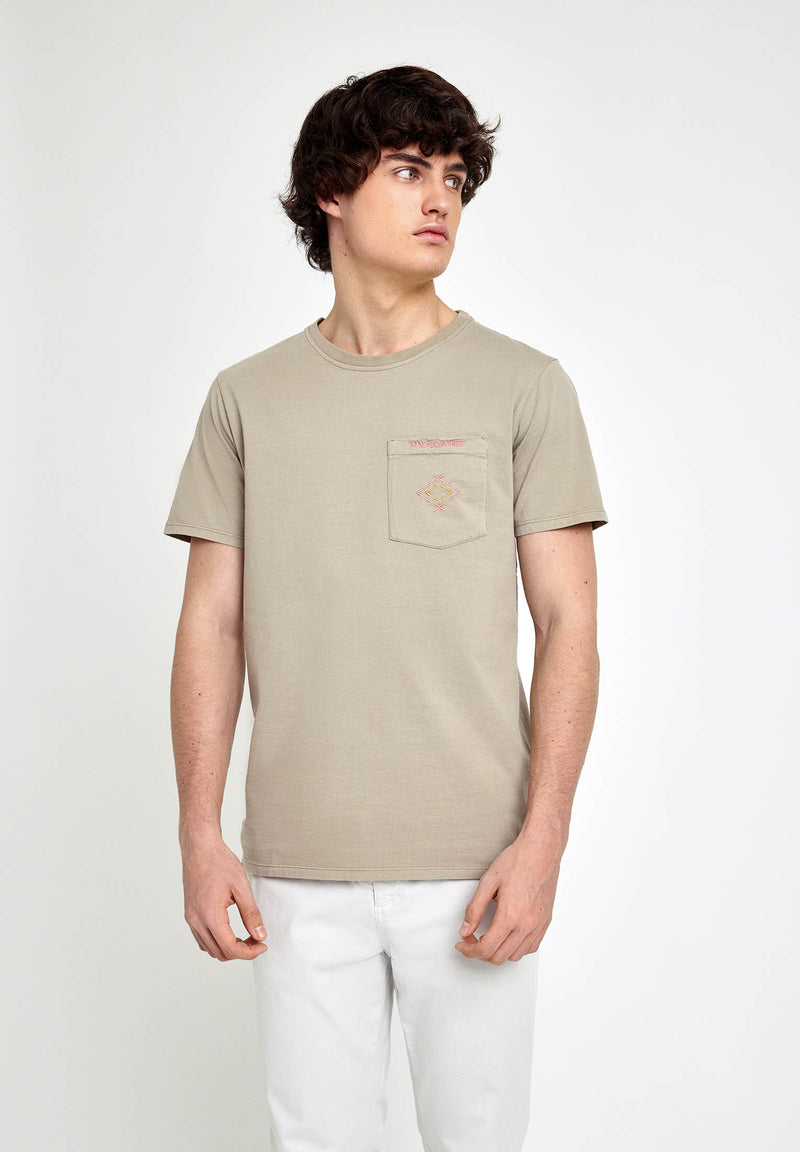 Camiseta khaki con bolsillo bordado