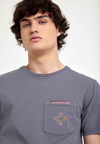 CAMISETA GRIS BORDADA CON BOLSILLO