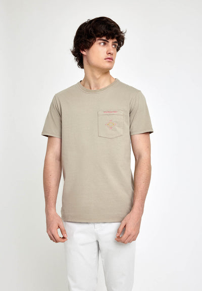 CAMISETA KHAKI BORDADA CON BOLSILLO